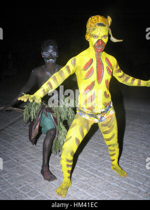 Pulikali Tänzer in gelb und schwarz gemalt und ähneln einem Tiger. Sie tanzen nach der Melodie von Thakil und Chedna. Onam Festival, Kerala, Indien Stockfoto