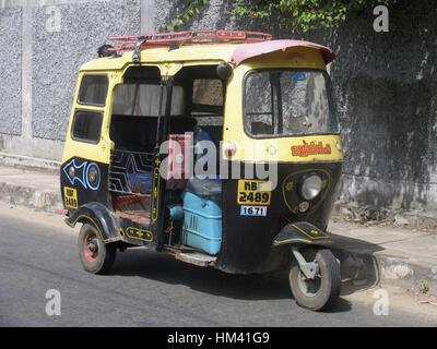 Auto-Rikscha am Straßenrand. Cochin, Kerala, Indien. Stockfoto