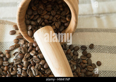 Kaffeebohnen mit Mörser und Stößel Stockfoto