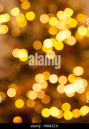 abstrakte unscharfen Hintergrund der gelben und orangefarbenen flackernde Weihnachten Lichter Bokeh elektrische Girlanden am Weihnachtsbaum Stockfoto