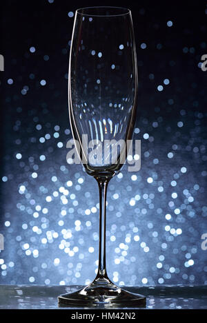 leere Wein Longdrinkglas auf blauen Bokeh Hintergrund Stockfoto