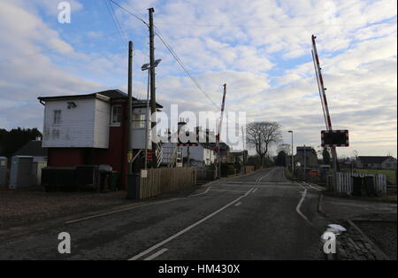 Bahnübergang mit Schranken Errol station Schottland Januar 2017 Stockfoto