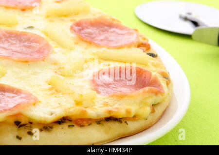 köstliche hawaiian rustikale Pizza gemacht mit frischen Ananas, Schinken und Mozzarella-Käse Stockfoto