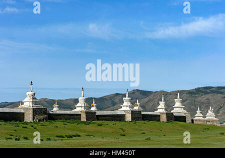 Außenseite der Umfassungsmauer mit Soyombo Stupas rund um das Kloster Erdene Zuu, Karakorum, Kharkhorin, Mongolei Stockfoto