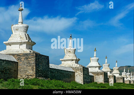 Außenseite der Umfassungsmauer mit Soyombo Stupas rund um das Kloster Erdene Zuu, Karakorum, Kharkhorin, Mongolei Stockfoto