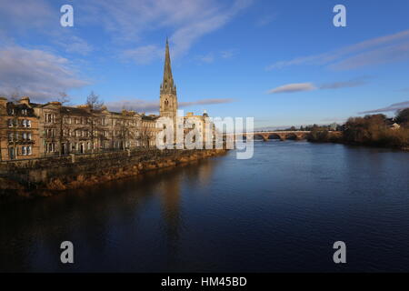 Perth am Wasser spiegelt sich im Fluss Tay Schottland Januar 2017 Stockfoto