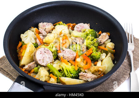 Gemüseeintopf mit Wurst gegrillt Scheiben in einer Pfanne auf einem Stockfoto