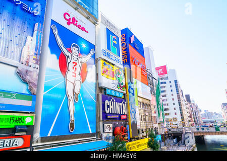 Osaka, Japan - 30. November 2015: Glico Billboard ist ein Symbol von Dotonbori, Dotonbori ist eines der primären Reiseziele Osakas. Stockfoto