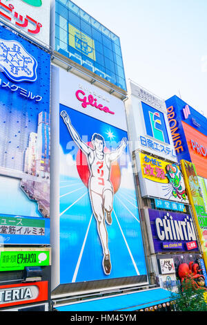 Osaka, Japan - 30. November 2015: Glico Billboard ist ein Symbol von Dotonbori, Dotonbori ist eines der primären Reiseziele Osakas. Stockfoto