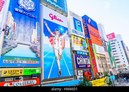 Osaka, Japan - 30. November 2015: Glico Billboard ist ein Symbol von Dotonbori, Dotonbori ist eines der primären Reiseziele Osakas. Stockfoto