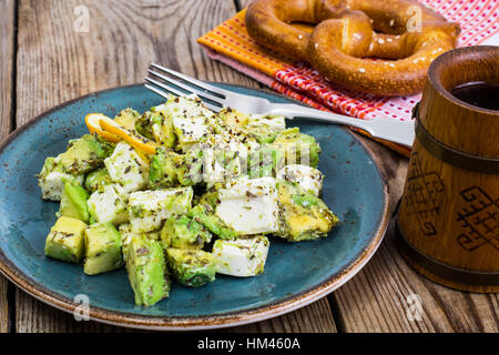 Salat mit Ziegenkäse Käse, Avocado und Olive Öl auf Holz Hintergrund Stockfoto