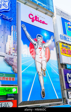 Osaka, Japan - 30. November 2015: Glico Billboard ist ein Symbol von Dotonbori, Dotonbori ist eines der primären Reiseziele Osakas. Stockfoto