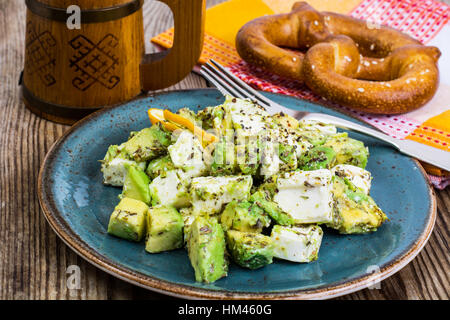 Salat mit Ziegenkäse Käse, Avocado und Olive Öl auf Holz Hintergrund Stockfoto