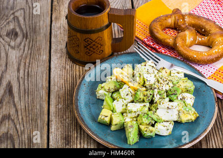 Salat mit Ziegenkäse Käse, Avocado und Olive Öl auf Holz Hintergrund Stockfoto