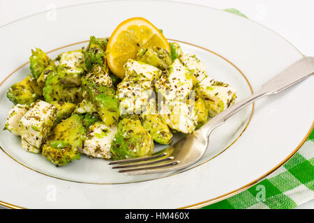 Salat mit Tofu, Avocado und Kräutern Stockfoto