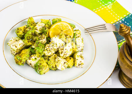 Salat mit Tofu, Avocado und Kräutern Stockfoto