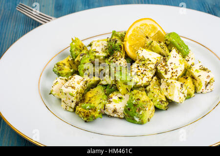 Salat mit Tofu, Avocado und Kräutern Stockfoto