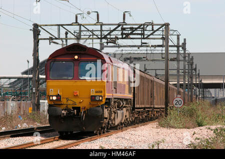 Eine EWS-Diesellokomotive der Baureihe 66 mit der Nummer 66188, die einen Güterwaggonzug am Dagenham Dock in Essex arbeitet. Stockfoto