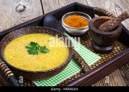 Pürieren Sie Suppe aus Linsen in einer Holzschale auf einem Tablett Stockfoto