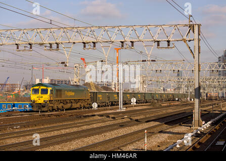 Eine Diesellokomotive der Freightliner Klasse 66 Nummer 66625, die einen Zuschlagstoffzug nach Bow Olympic in der Pudding Mill Lane fährt. 27. Januar 2009 Stockfoto