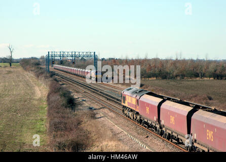 Ein Paar der Diesellokomotiven der Klasse 66 mit den Nummern 66086 und 66187 im Arbeitskraftwerk Kohlebahnen in Denchworth auf der Great Western Mainline. Stockfoto