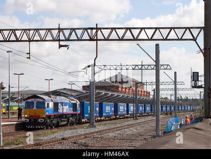 Ein DRS Klasse 66 Lokomotive in Stobart Lackierung arbeiten ein Tesco "weniger CO2" Intermodal bei Rugby. Stockfoto