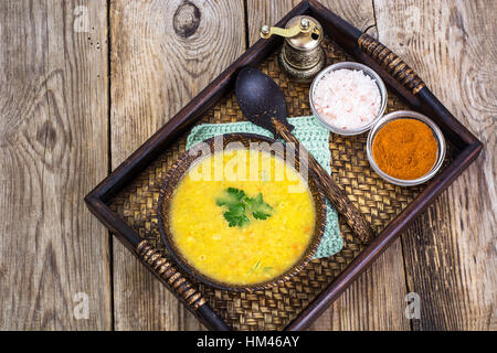 Pürieren Sie Suppe aus Linsen in einer Holzschale auf einem Tablett Stockfoto