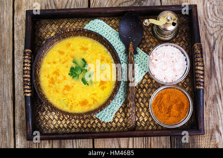 Pürieren Sie Suppe aus Linsen in einer Holzschale auf einem Tablett Stockfoto