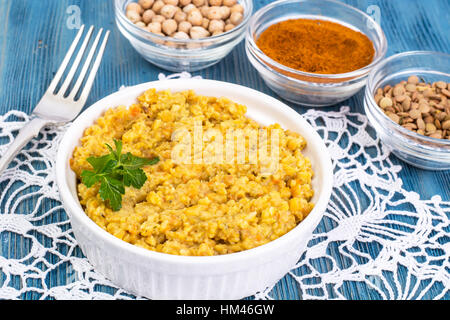 Hummus Kichererbsen pürieren, mit Curry und Safran Stockfoto