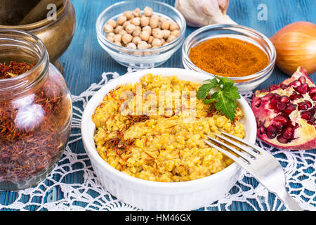 Hummus Kichererbsen pürieren, mit Curry und Safran Stockfoto