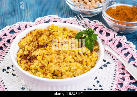 Hummus Kichererbsen pürieren, mit Curry und Safran Stockfoto