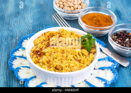 Hummus Kichererbsen pürieren, mit Curry und Safran Stockfoto