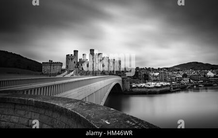 Conwy Castle ist eine mittelalterliche Festung in Conwy, an der Nordküste von Wales. Es wurde von Edward i. erbaut, Stockfoto