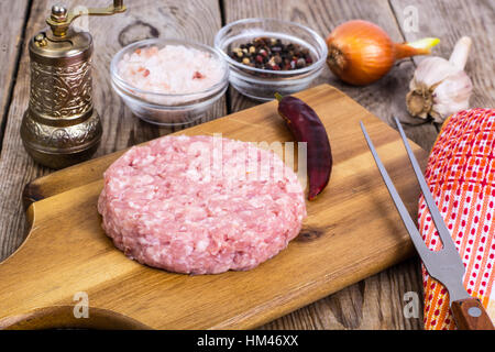 Hackfleisch / Faschiertes für Kochen Hamburger auf Holzbrett Stockfoto