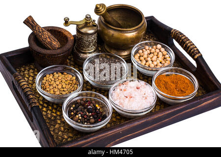 Gewürze und Samen von Hülsenfrüchten in Glasformen auf Tablett-Set Stockfoto