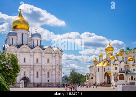 Kathedrale der Erzengel und Kathedrale der Verkündigung am Cathedral Square, Moskauer Kreml, Russland Stockfoto