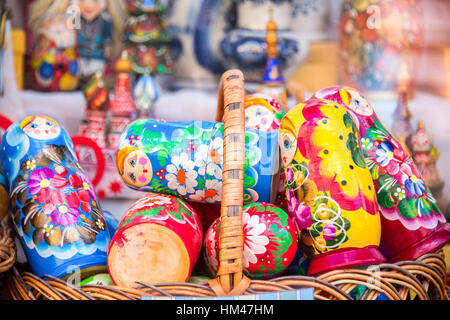 Anzeige der bunten Matrjoschkas (Russische Puppen) in Moskau, Russland Stockfoto