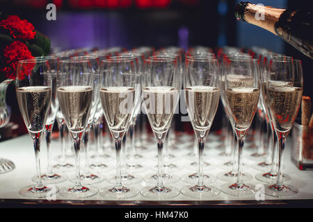 Viele Gläser mit Champagner Nahaufnahme Stockfoto