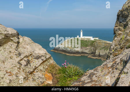 South Stack Lighthouse befindet sich in der Nähe von Holyhead, Anglesey, Wales. Stockfoto