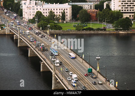 Riga, Lettland. Verkehr auf der Akmens kippt (Steinbrücke) Straße In Sommertag. Ansicht von oben Stockfoto