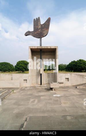 Inida, Le Corbusier mit der offenen Hand Statue, Chandigarh, Punjab Stockfoto