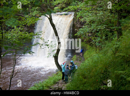 Ein Familienbesuch am Brecon Wasserfall Sgwd-yr-Eira in der Nähe von Penderyn in Süd-Wales Stockfoto