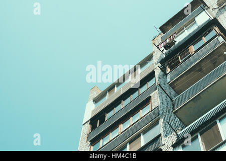 Details eines Wohnhauses Wohnung mit Balkon in einem günstigen Bereich. Ansicht von unten. Stockfoto