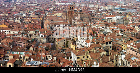 Panoramablick über Venedig Dächer gesehen von den Glockenturm auf dem Markusplatz Stockfoto