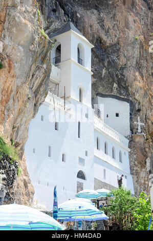 Ostrog, Montenegro - 27. Juni 2014: Gläubigen aufgereiht für den Besuch des Klosters Ostrog in der Nähe von Danilovgrad auf Montenegro Stockfoto