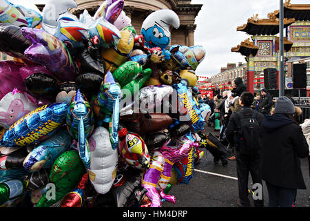 Ballon-Verkäufer bei der chinesischen Neujahrsfeier in Liverpool UK Stockfoto