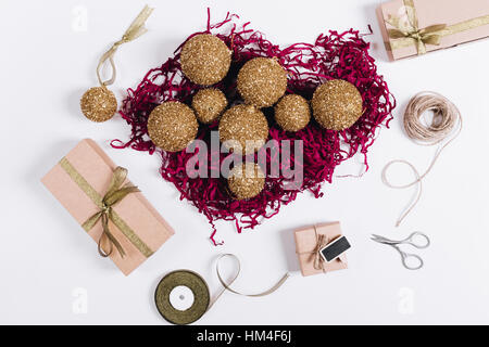 Weihnachtsschmuck,-top-Boxen mit Geschenken, Schere und Bänder auf einem weißen Tisch Ansicht Stockfoto