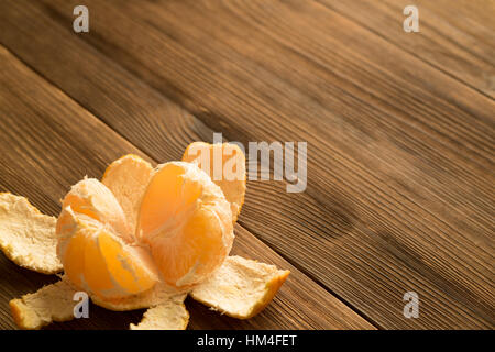 Geschälte Mandarine auf einem Holztisch. Kopieren Sie Raum. Stockfoto