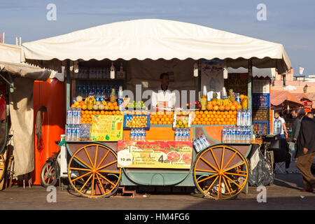 Marrakesch, Marokko - 29. April 2016: Orangensaft Stand auf dem Platz Jamaa el Fna in Marrakesch. Stockfoto