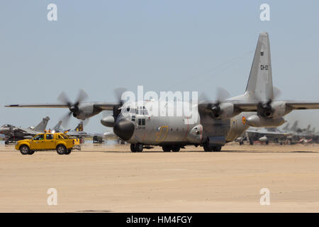 ZARAGOZA, Spanien - Mai 20,2016: Belgische Luftwaffe c-130 Herkules Transportflugzeug geleitet von Flugzeugen Marshall Fahrzeug Stockfoto